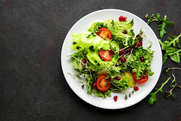 Salade verte fraîche avec tomates et micropousses