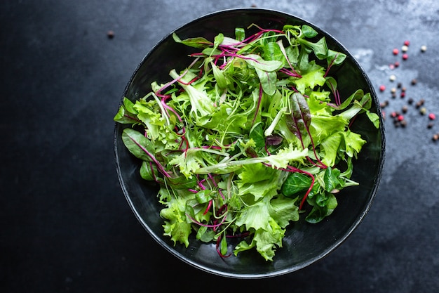 Salade verte mélange de laitue collation juteuse microgreen repas sain