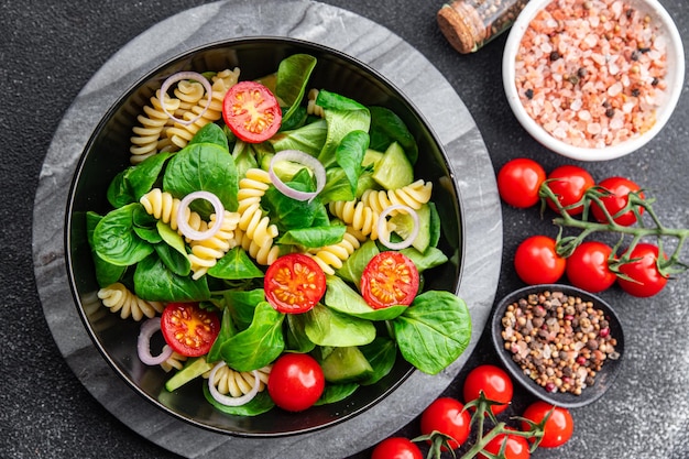 Salade verte pâtes Fusilli tomate concombre feuille verte salade mélange repas sain collation alimentaire