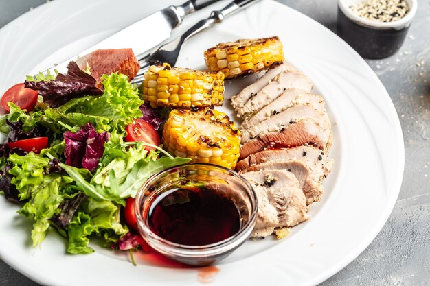 Salade verte avec poitrine de poulet, maïs grillé et sauce. Des graisses saines, une alimentation saine pour perdre du poids.