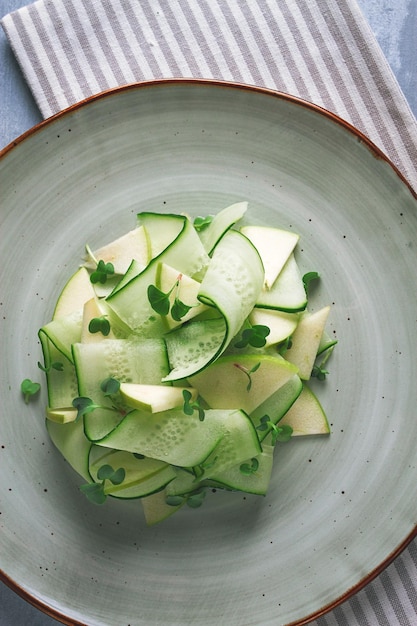 Salade verte de printemps concombre avec apple vue de dessus libre aucun peuple radis microselen alimentation saine salade de printemps salade géorgienne gazaphuli