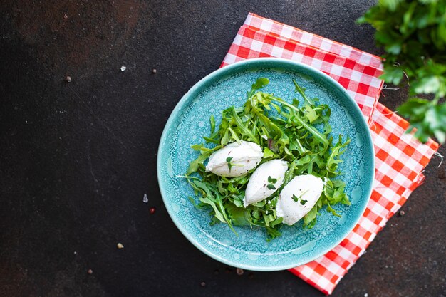 Salade verte quenelle fromage à la crème mélange de laitue fraîche feuilles régime cuenelle régime céto ou paléo