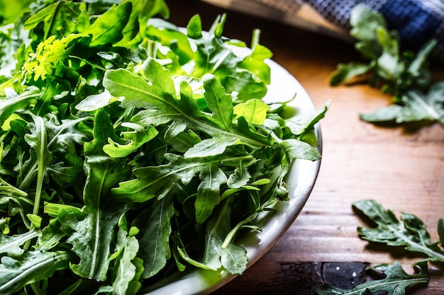 Salade verte de roquette et pousses d'épinards au citron vert.