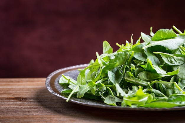 Salade verte de roquette et pousses d'épinards au citron vert.