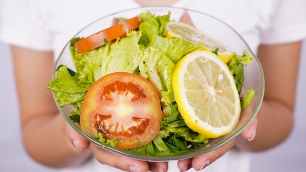 Salade verte à la tomate, au citron et aux légumes frais
