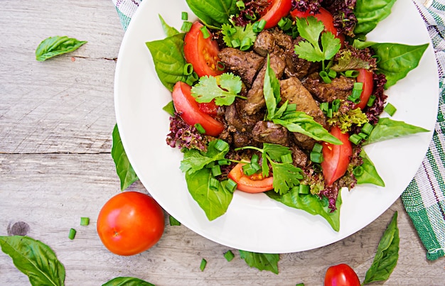 Salade de viande au foie et légumes frais. Vue de dessus, mise à plat