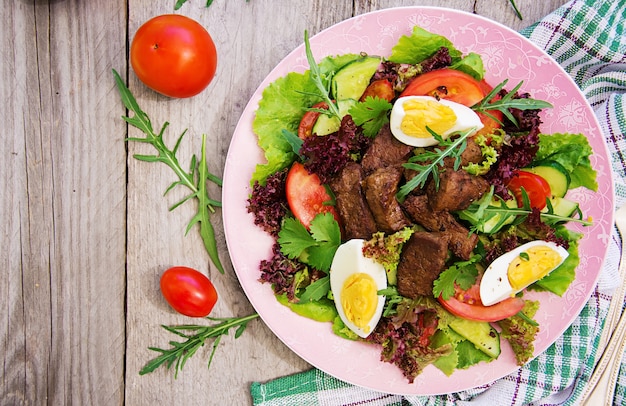 Salade de viande au foie et légumes frais.