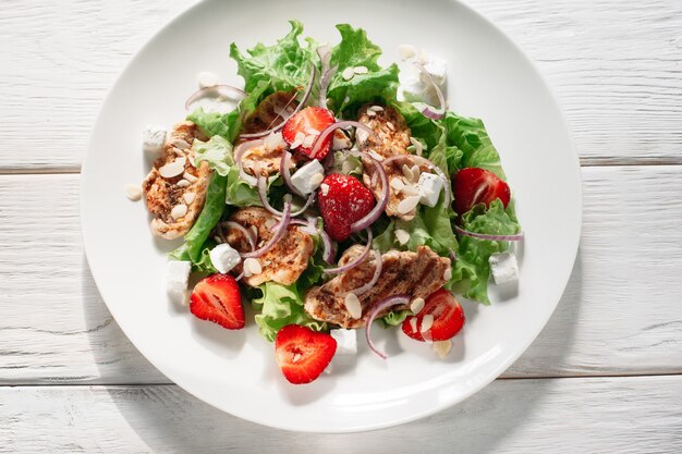 Salade de viande aux fraises et fromage feta