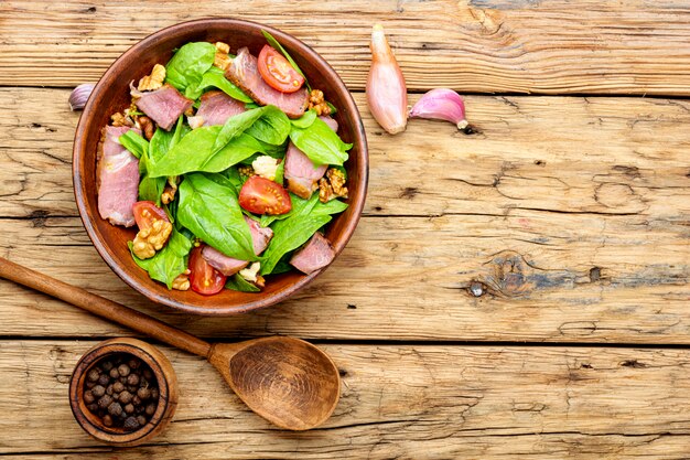 Salade de viande, d'épinards et d'oseille