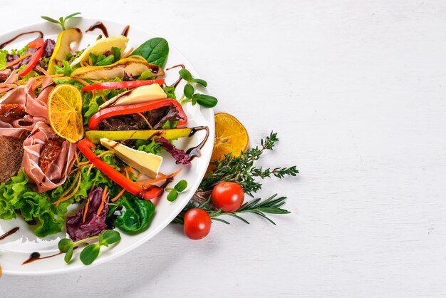 Salade avec viande et feuilles de salade Sur une surface en bois Vue de dessus Espace libre pour votre texte