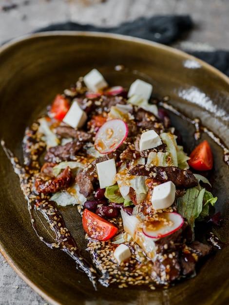 Photo salade de viande et fromage grec