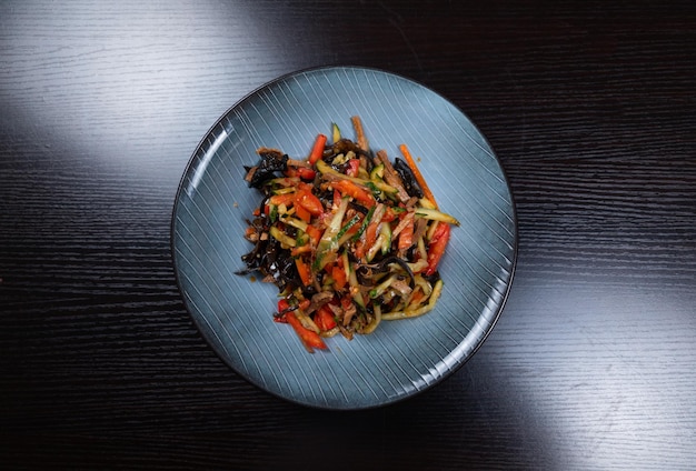 Salade de viande hachée aux légumes Muer champignons tomates concombres et oignons