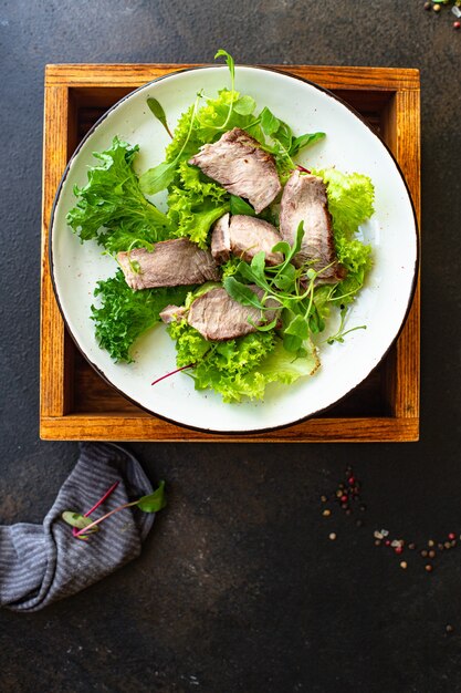 Salade de viande légumes tranche de veau juteuse sur la table
