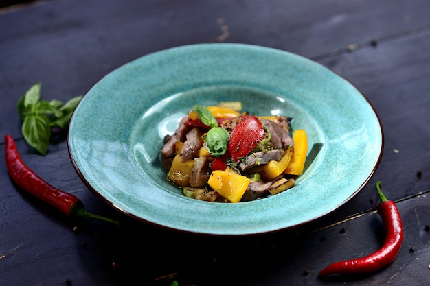 Salade à La Viande, Poivrons, Tomates Et Basilic, Dans Une Assiette Turquoise Sur Un Poêle à Bois