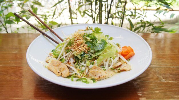 Salade de viande de poulet épicée aux légumes. Recette traditionnelle asiatique.