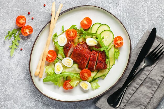 Salade de viande de poulet et de légumes