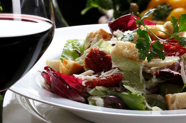 Salade et vin rouge