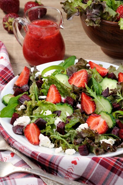 Salade de vinaigrette aux fraises feta tendre et sauce aux fraises Shot verticale