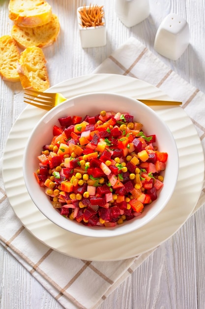 Photo salade vinaigrette russe de légumes cuits en dés