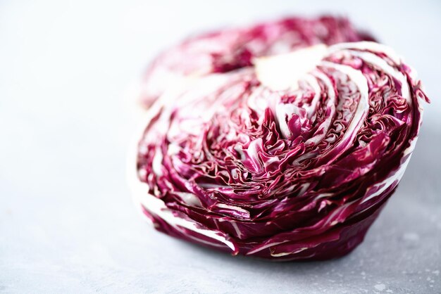 Photo salade violette pourpre radicchio sur fond de béton gris espace de copie gros plan concept végétarien végétalien cru