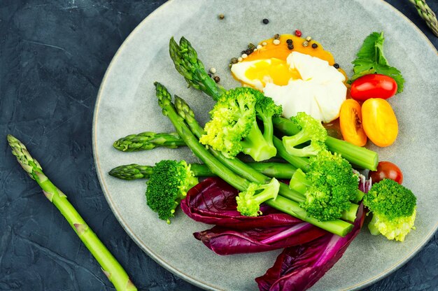 Salade vitaminée aux légumes et oeuf poché