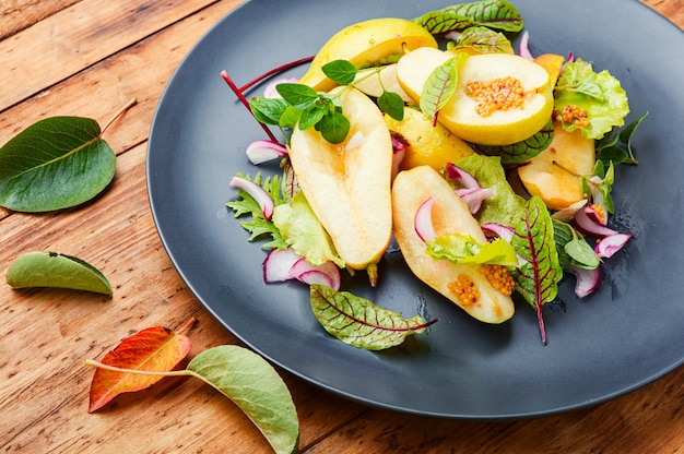 Salade vitaminée aux poires, oseille, persil et menthe. Salade d'automne aux poires, herbes et moutarde.