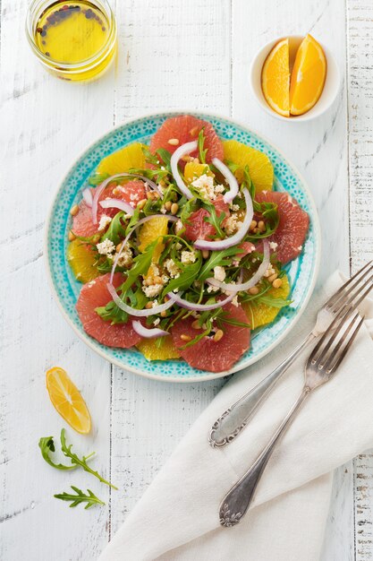 Salade de vitamines aux agrumes dans une assiette en céramique