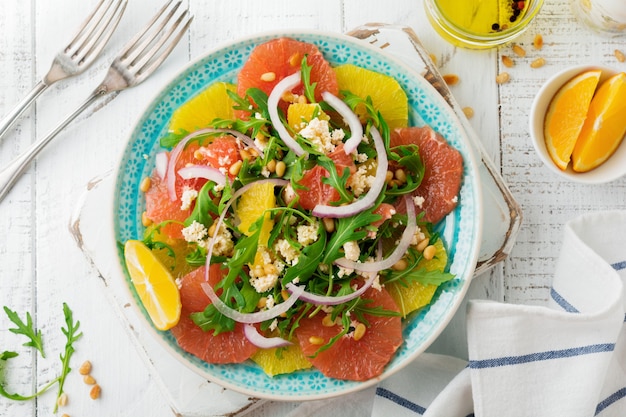 Salade de vitamines aux agrumes dans une assiette en céramique