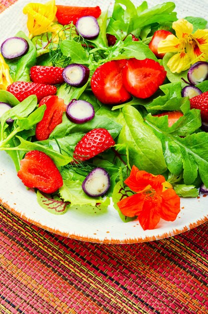 Salade de vitamines aux fraises, épinards, capucines et roquette. Salade de régime biologique sain