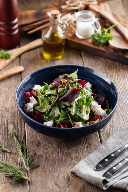 Salade de vitamines saine avec des verts de fromage de betterave