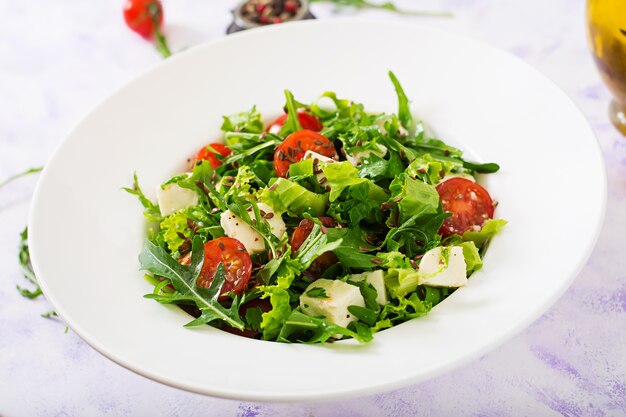 Salade de vitamines de tomates fraîches, d&#39;herbes, de fromage feta et de graines de lin. Menu diététique