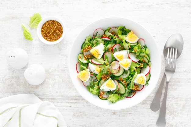 Salade avec vue de dessus de radis et de concombre aux œufs durs