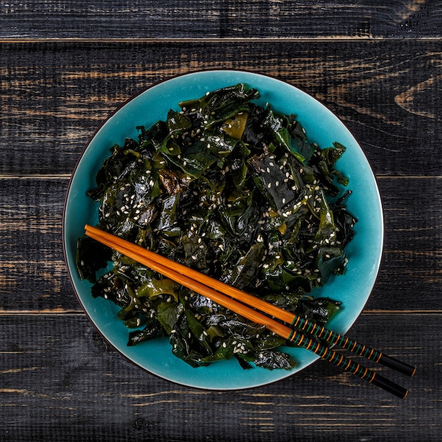 Salade Wakame, algues crues, cuisine japonaise.