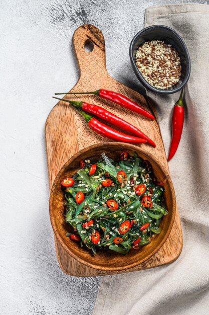 Salade de wakame aux algues et piment rouge. Fond gris. Vue de dessus