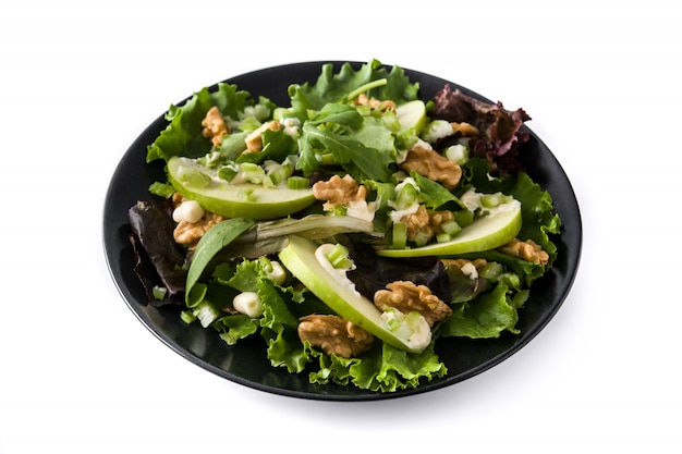 Salade Waldorf fraîche en plaque noire isolée