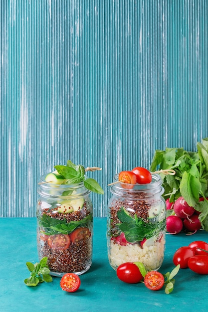 Salades au quinoa en pots