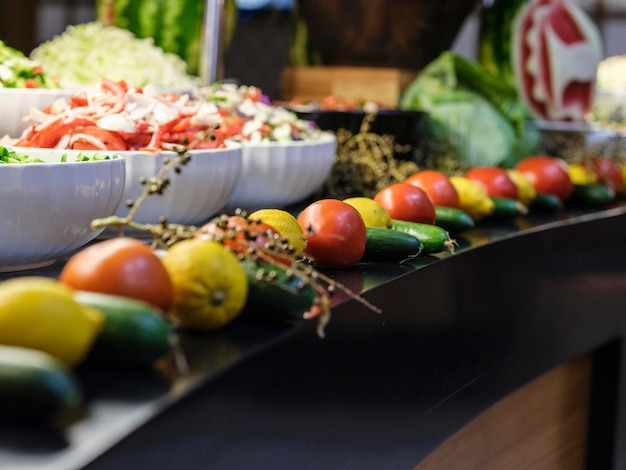 Photo salades fraîches et délicieuses au buffet de l'hôtel