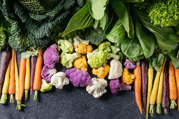 Salades vertes, chou, légumes colorés