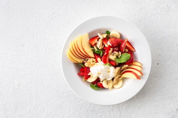 Saladier aux fruits. Nourriture d'été saine