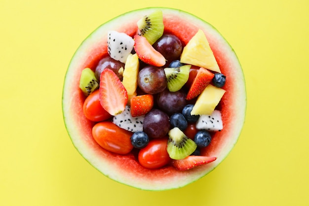 Saladier aux fruits servi dans une nourriture saine de légumes pastèque.