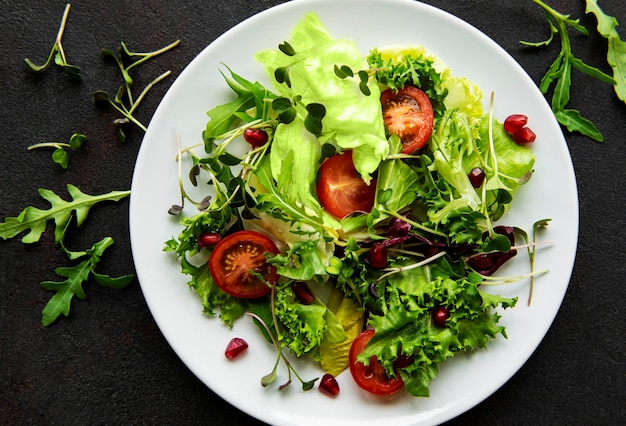 Saladier mixte vert frais avec tomates et micro-légumes verts