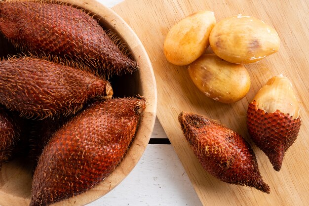 Salak (Salacca zalacca) est un fruit tropical.