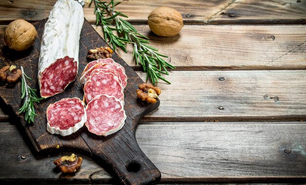 Salami aux noix et au romarin