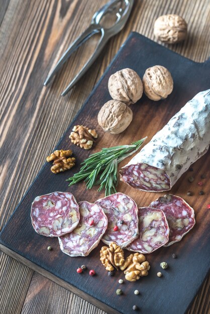 Salami aux noix sur la planche de bois