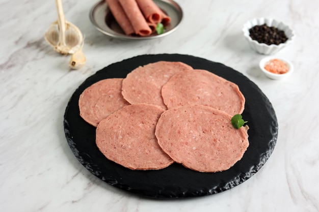 Salami de boeuf sur plaque noire