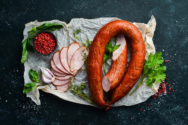 Salami fumé aux épices et herbes à l'ail Vue de dessus Espace libre pour le texte