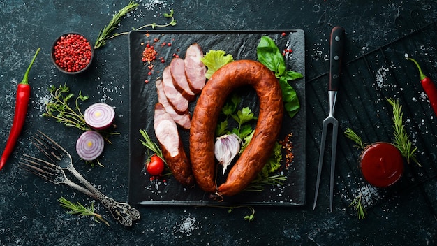 Salami fumé aux épices et herbes à l'ail Vue de dessus Espace libre pour le texte