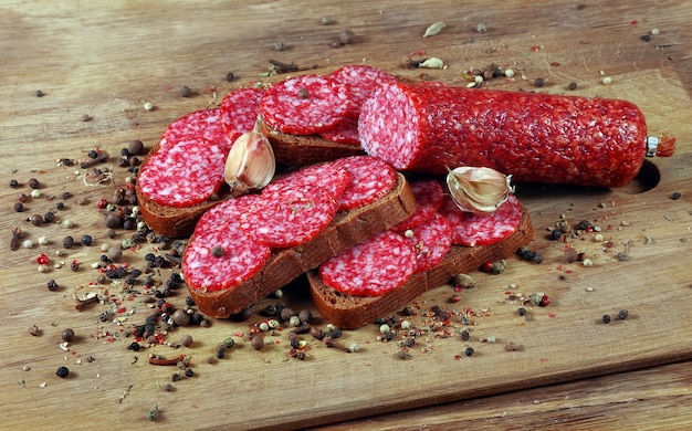 Salami fumé sur une table en bois