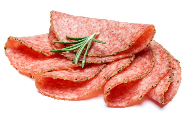 Salami italien ou chorizo espagnol sur blanc isolé