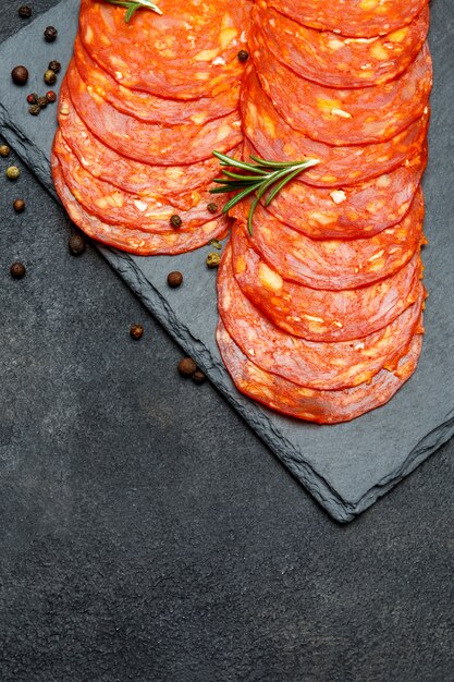 Salami italien ou chorizo espagnol sur une planche de service